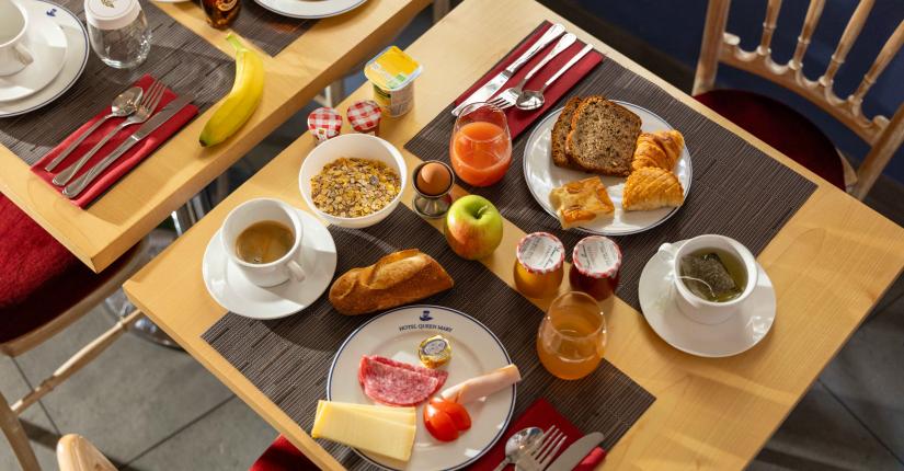 Hôtel Queen Mary - ホテル